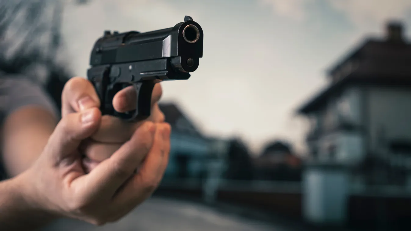 Fegyverrel fenyegette a kerékpározó családot a férfi