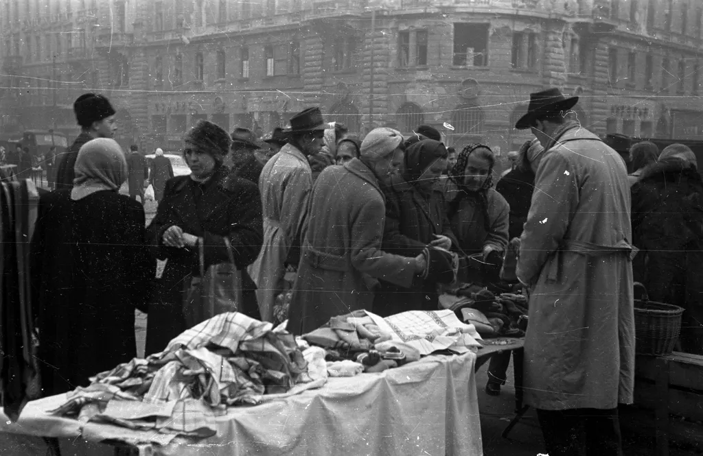1956 - Blaha Lujza tér, árusok a Nemzeti Színház mellett, háttérben a Rákóczi út - Erzsébet (Lenin) körút sarok (az Éjjel-nappal Közért (Csemege Áruház) épülete).
Fortepan / Bauer Sándor