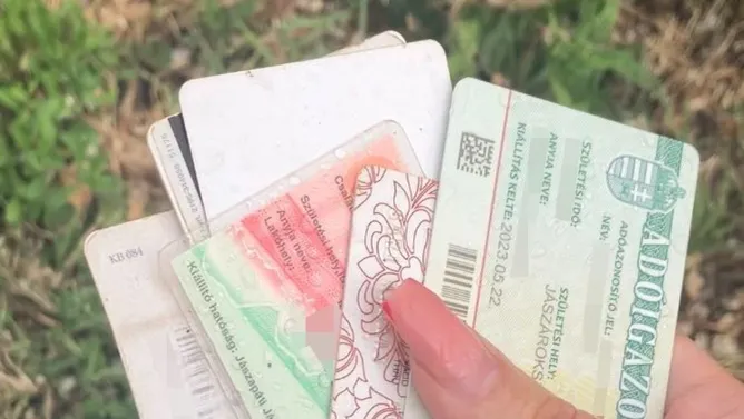 Bakkártya, adókártya, TAJ-kártya is volt a talált okmányok között /