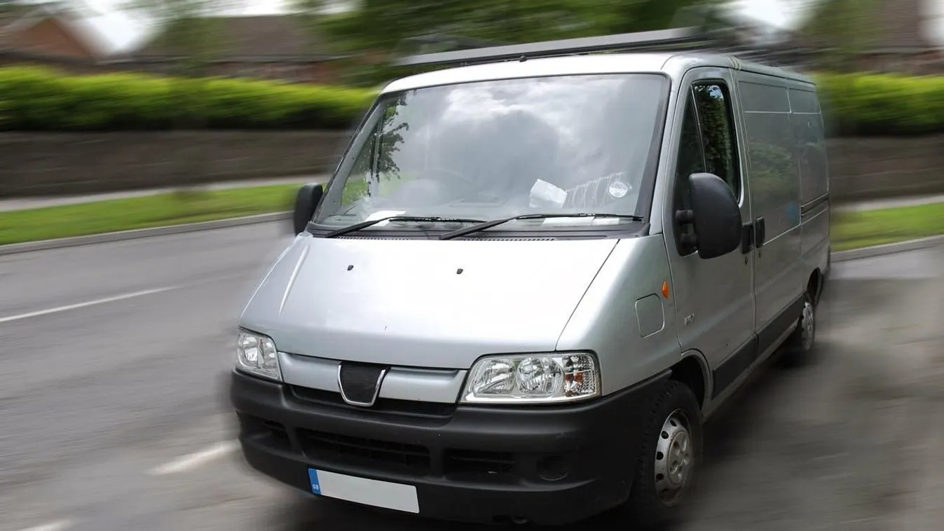 Eszelős csomagkiszállító futár miatt keres szemtanúkat a nő