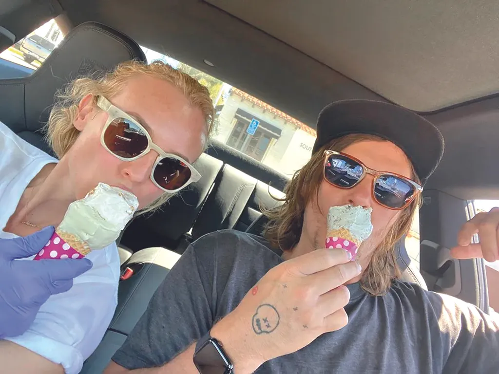 hot feltöltés Galéria - Itt a jó idő, fagyiznak a sztárok   RIPOST