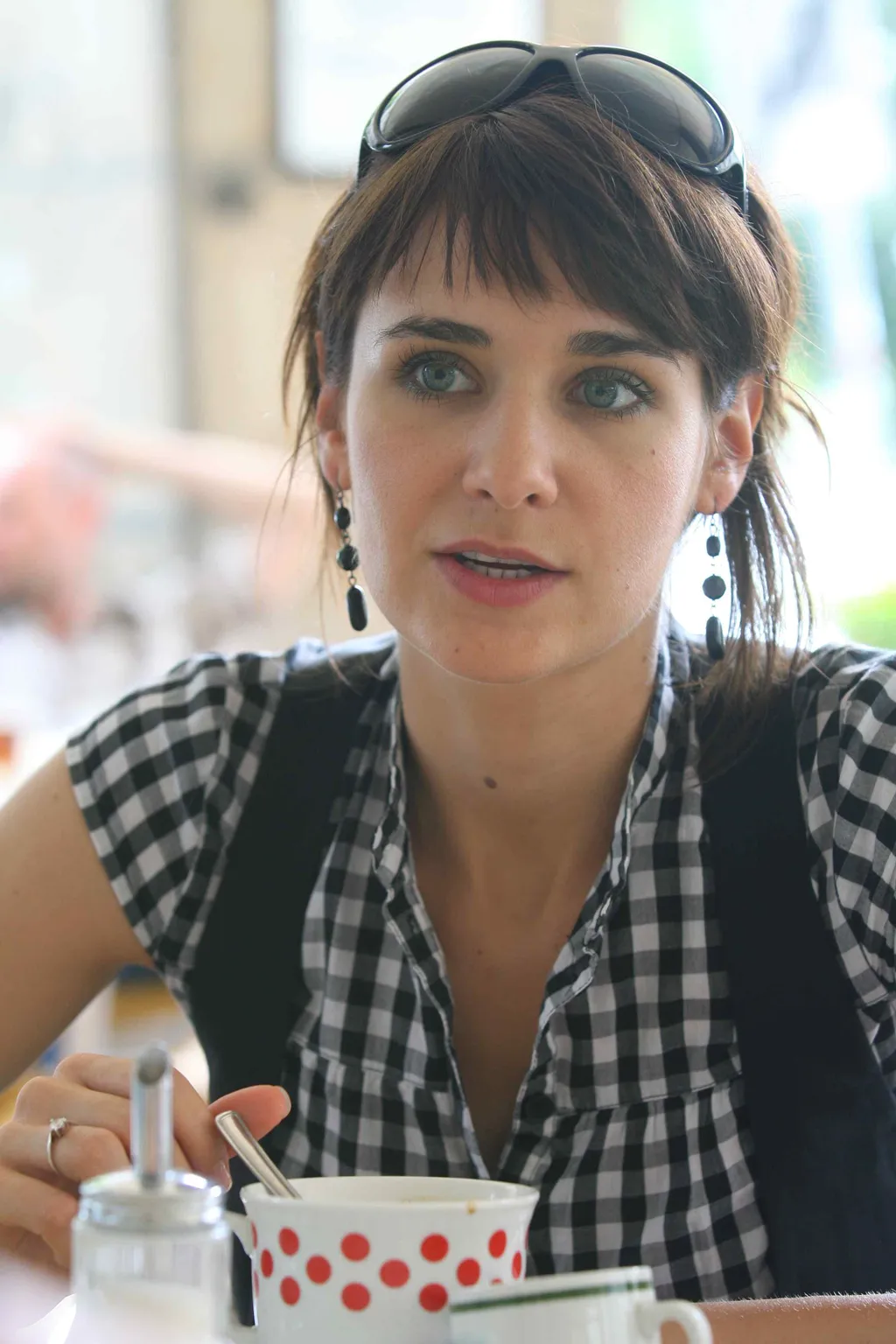 Gimnáziumi évei alatt Földessy Margit stúdiójában tanult, majd a Színház- és Filmművészeti Egyetemen végzett Musical szakon. Nagy Béla