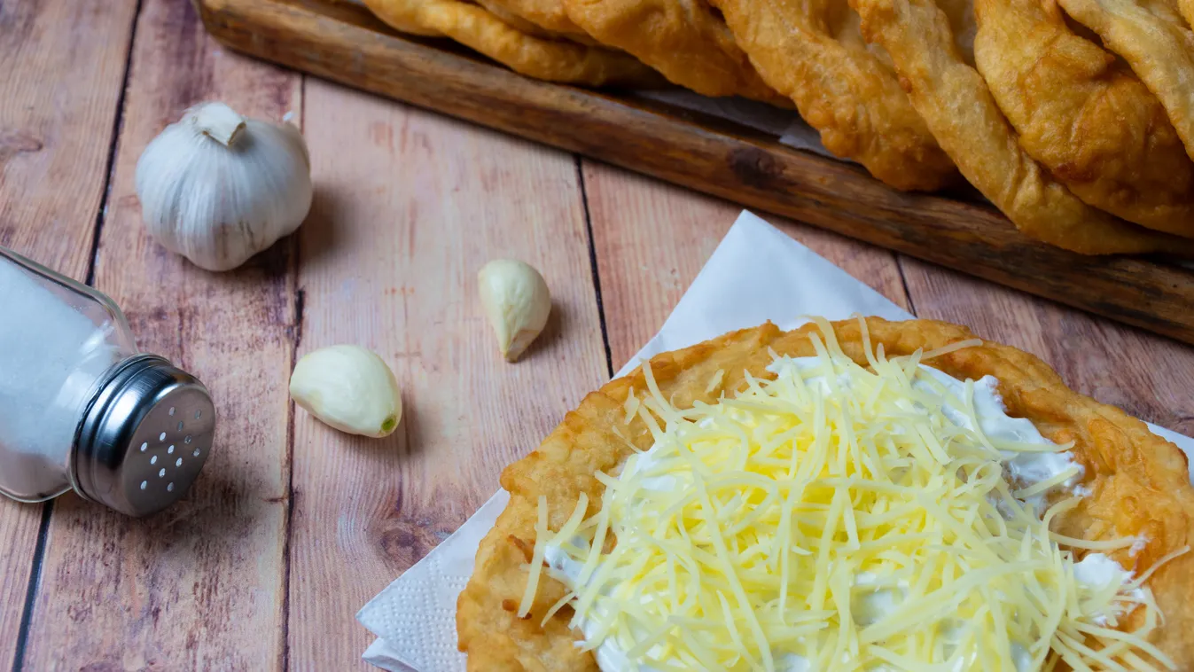 Így készül a hamisítatlan, balatoni strandlángos, szuper ez a recept