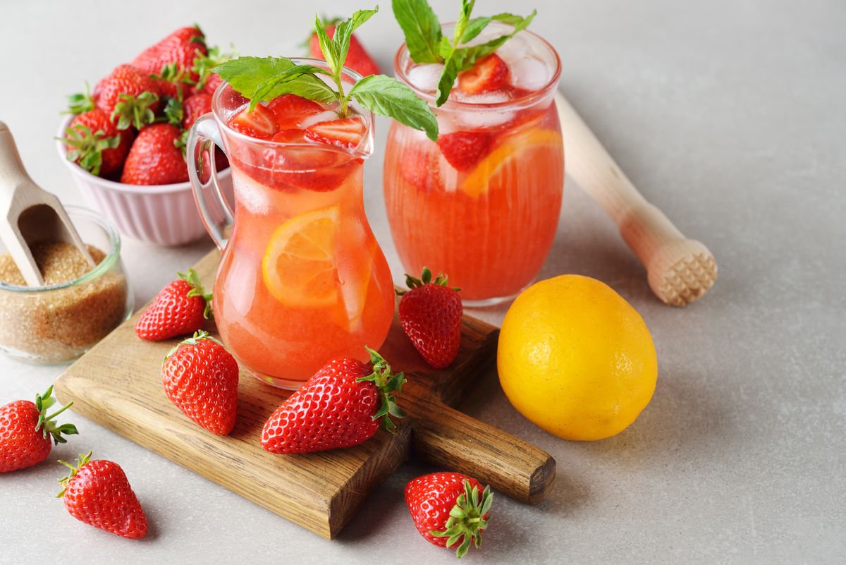 Refreshing,Summer,Lemonade,With,Strawberry,And,Lemon,On,A,Gray