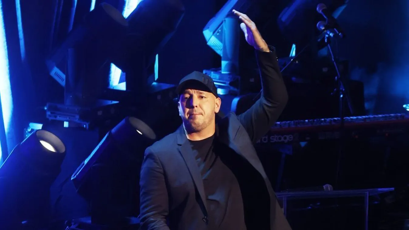 Megható: gyermekotthonba látogatott Curtis, ezt tanácsolta