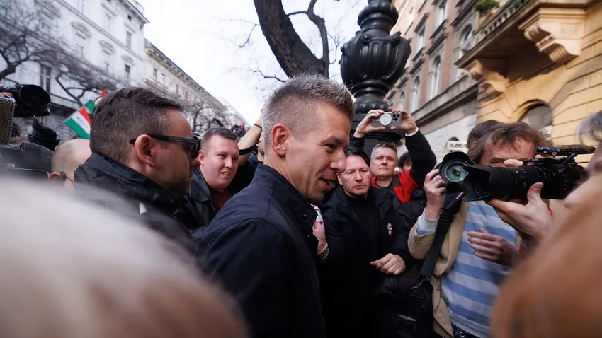 Pénzt hamisított Magyar Péter politikusa