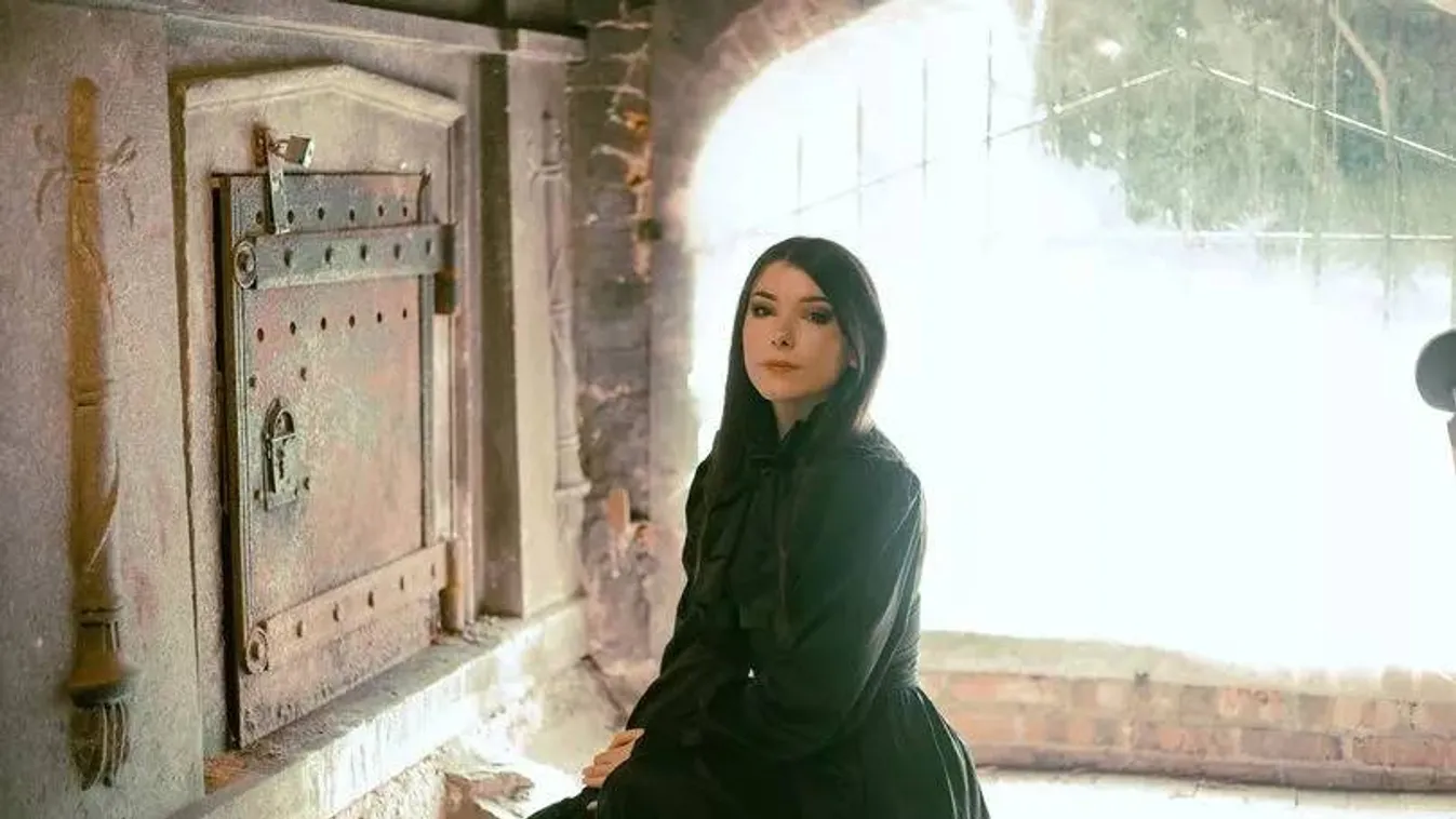 "A világ legkísértetiesebb otthonában élek – tele van elátkozott babákkal, sírkövekkel és koporsókkal"