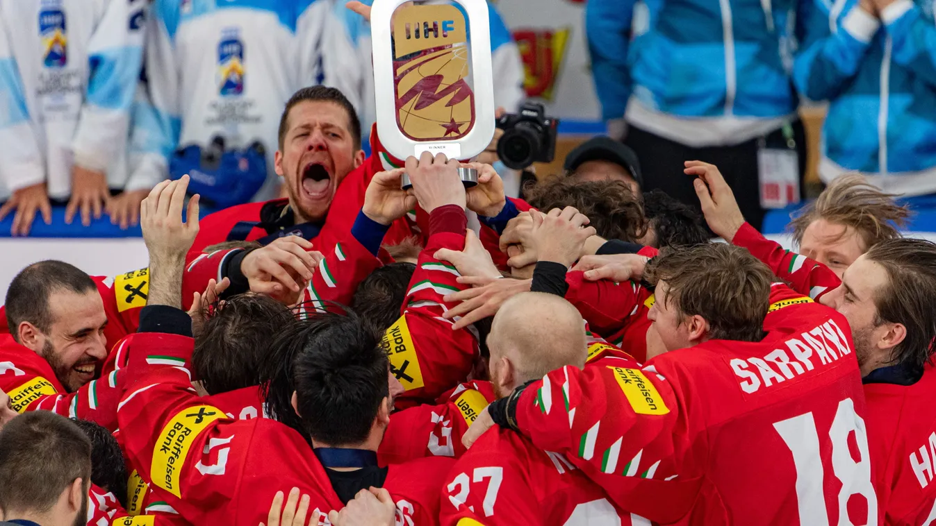 Óriási hokibuli az éjszakában - Videó