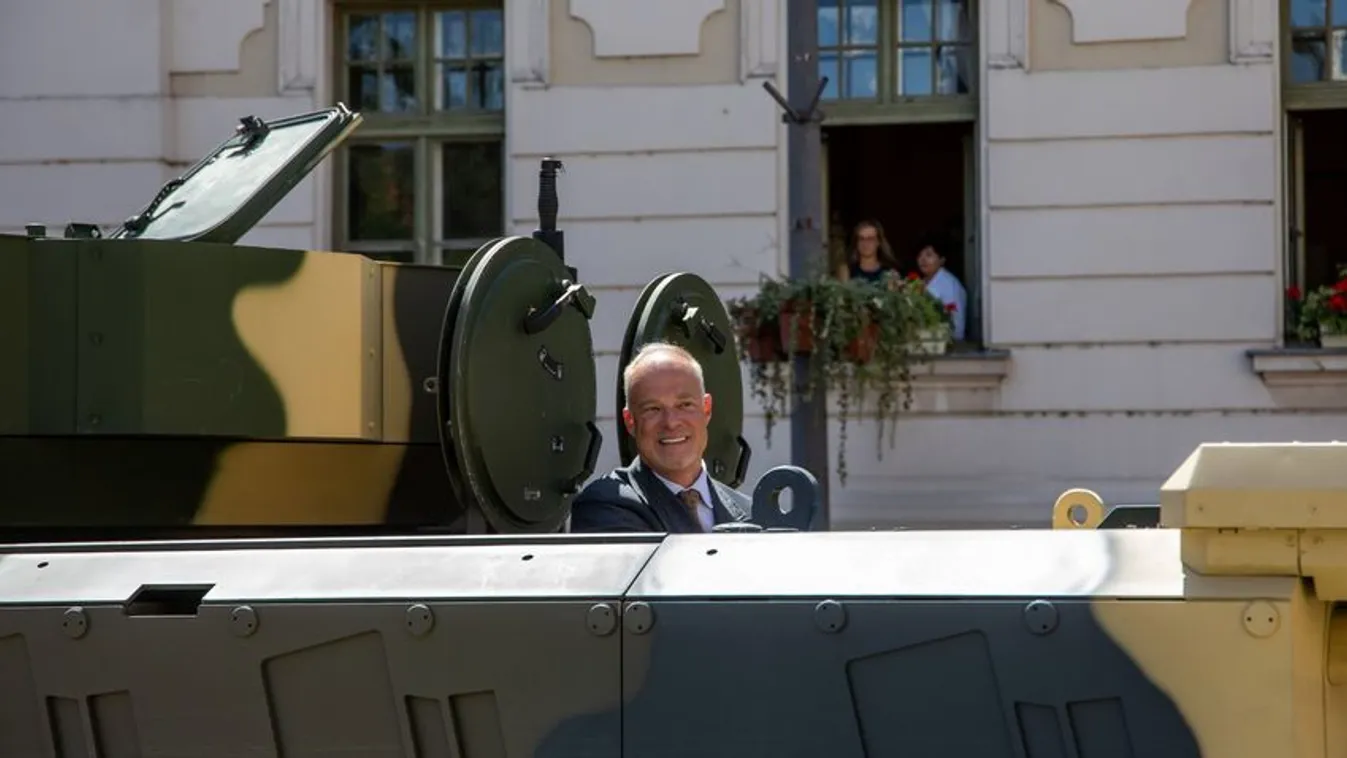 Nem küldünk sem fegyvert sem katonát a háborúba