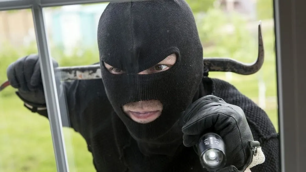 Ásóval kergette el a rablót a tulajdonos