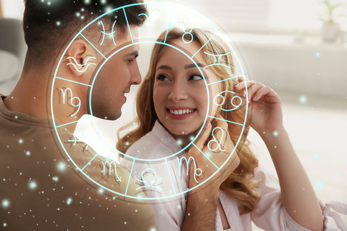 Horoscope,Compatibility.,Loving,Couple,Indoors,And,Zodiac,Wheel