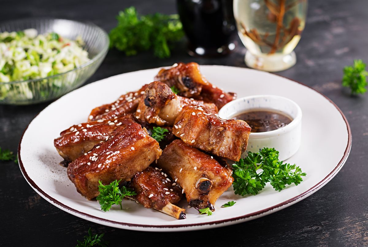 Delicious,Barbecued,Spare,Ribs,On,Plate,On,Dark,Background.,Tasty