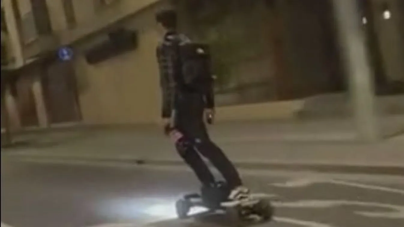 Döbbenetes felvételen egy autók között száguldozó deszkás