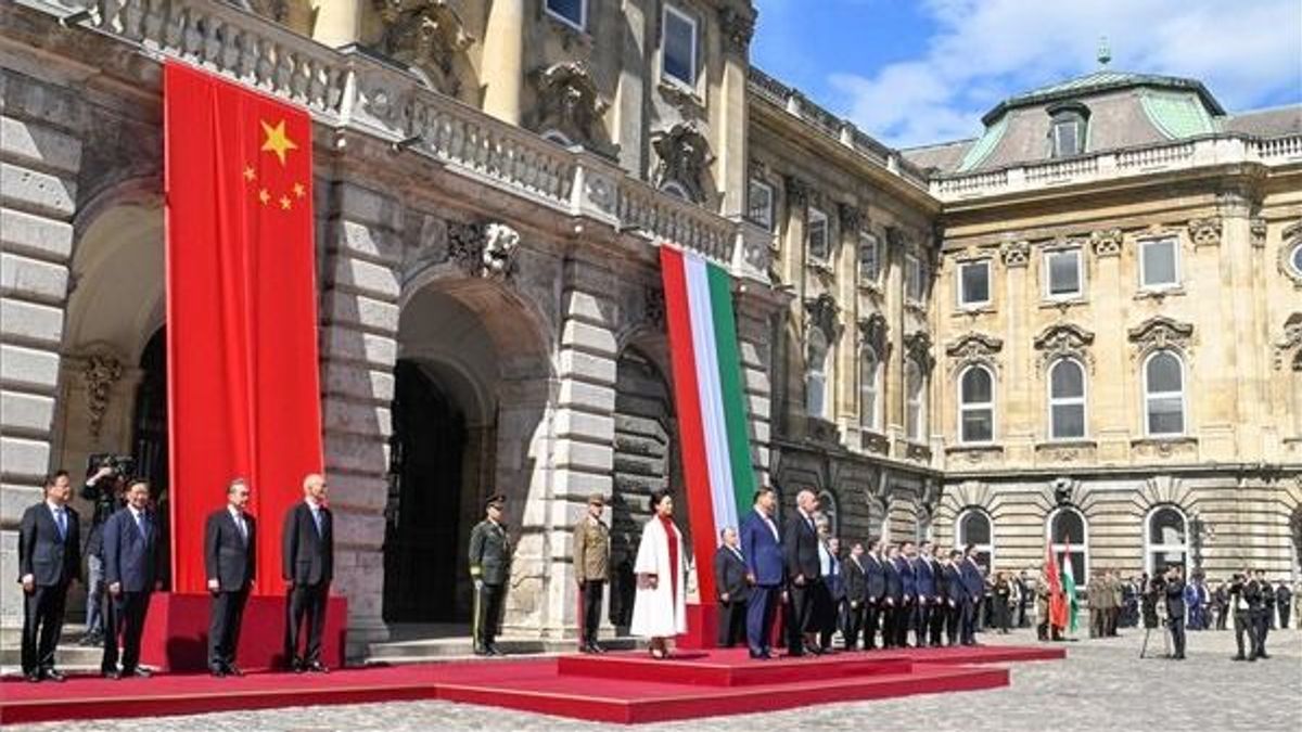 Katonai ceremóniával köszöntötték Kína elnökét- fotók