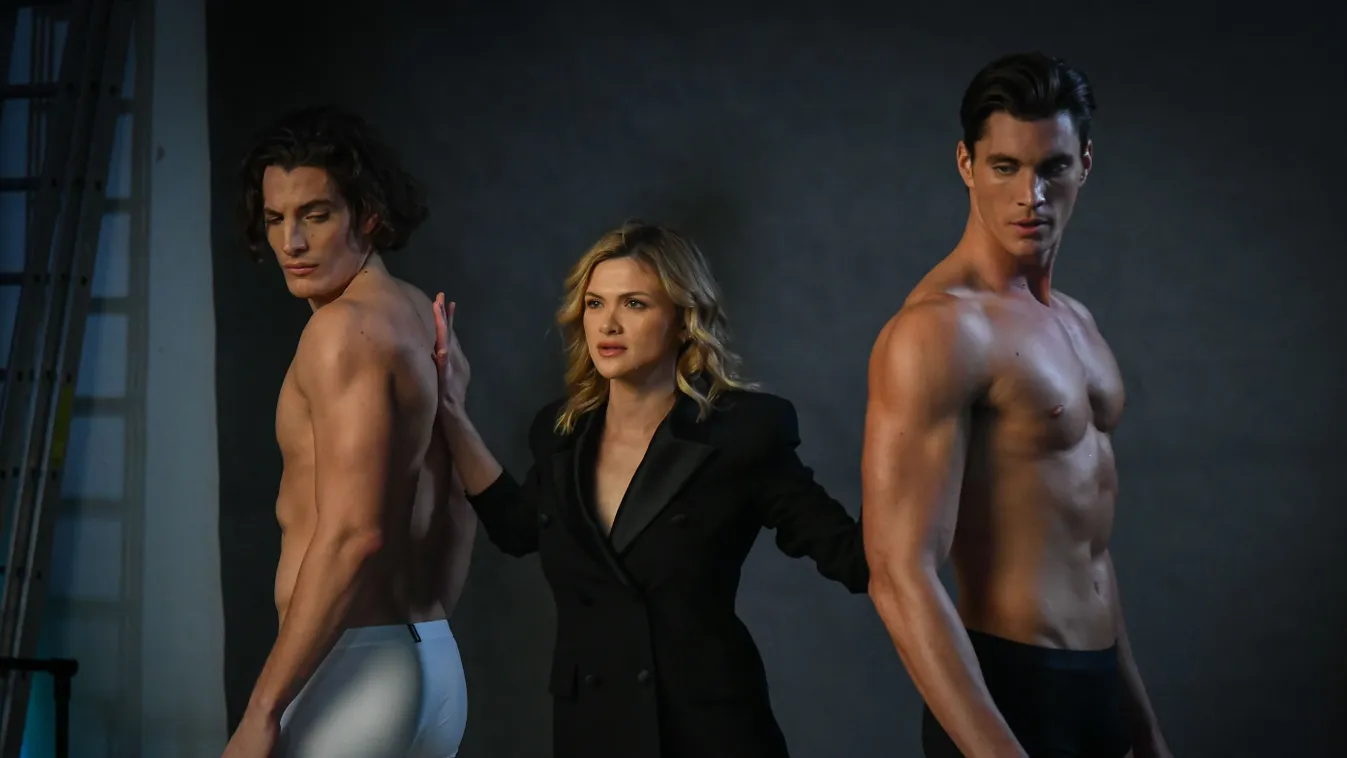 Alsónadrágos fiúkkal pózolnak a TV2 sztárjai