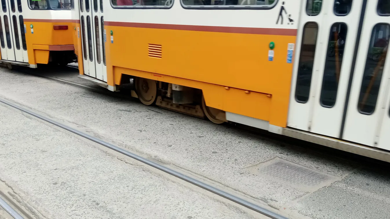 Borzalmas baleset Budán, a villamos is leállt