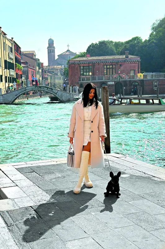 HOT FELTÖLTÉS Kőgazdag Herceg Csabi és a kutyája, Coco, akinek festik a körmét és kókuszolajjal kenik a talpát - RIPOST