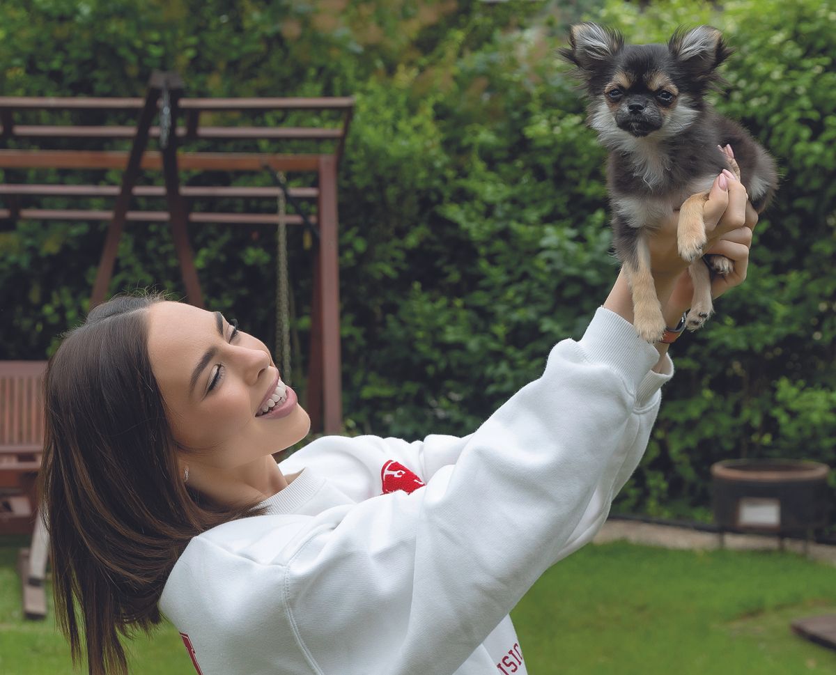 hot feltöltés Lissák Laura és a kiskutyája, Párdűsz  RIPOST