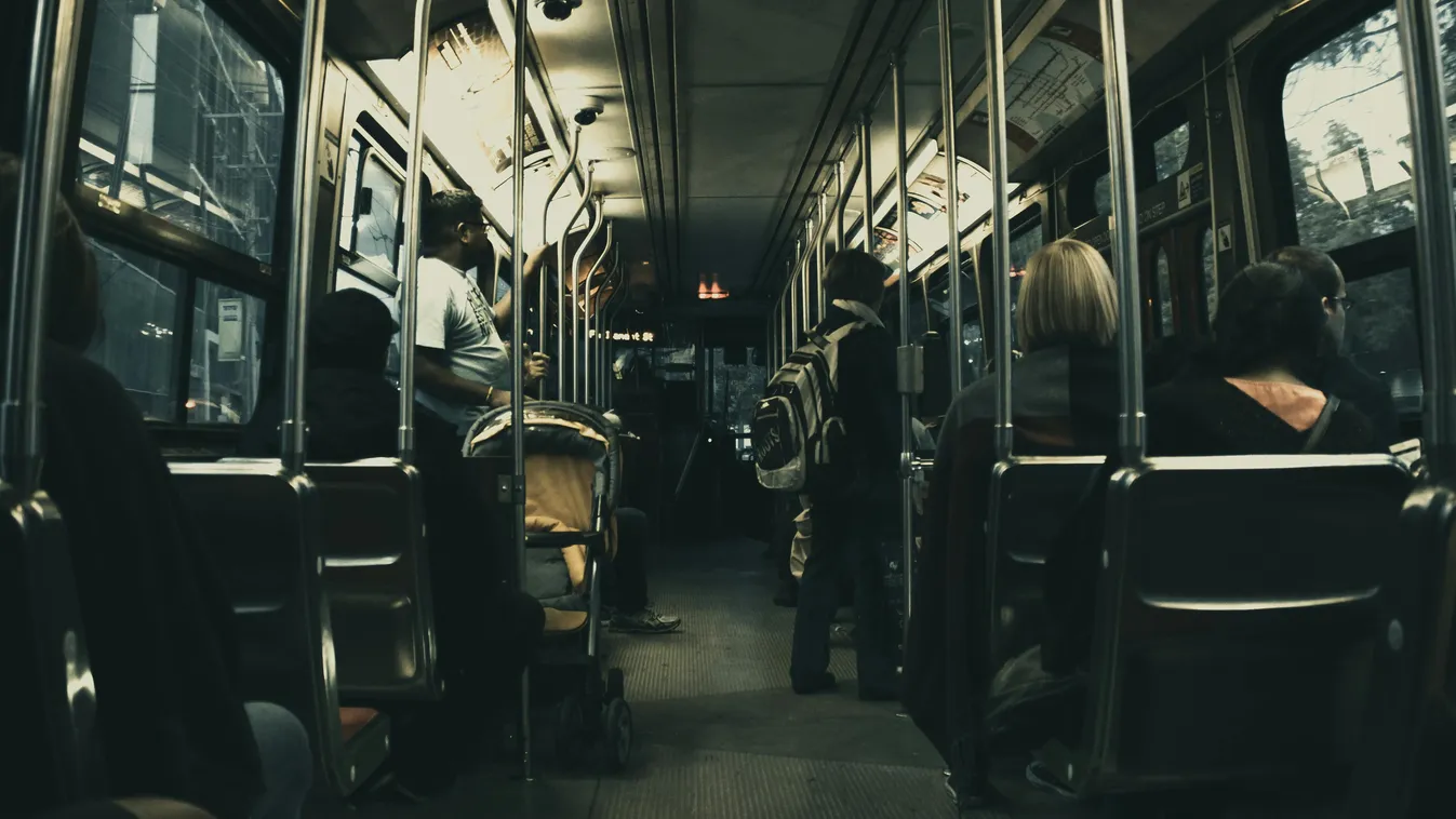 Botrány, amit egy fehérvári buszsofőr tett a csinos utasával