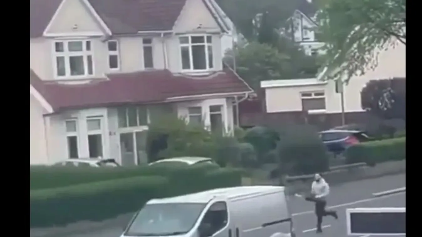 Láncfűrészes férfi rohangált az utcán, rendőröket üldözött