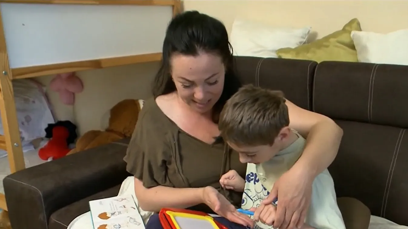 Egy perce sem maradhat magára a 9 éves Zalán  - Videó