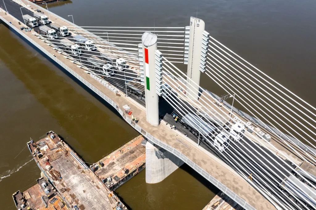 A teherautók egyenként 40 tonnát nyomnak