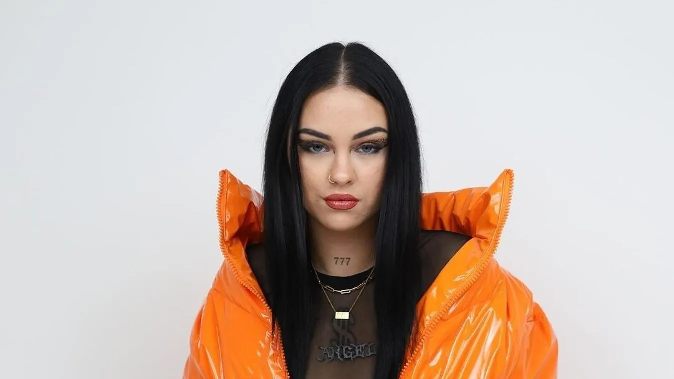 Életveszélyes dolgot művelt a volánnál a magyar énekesnő