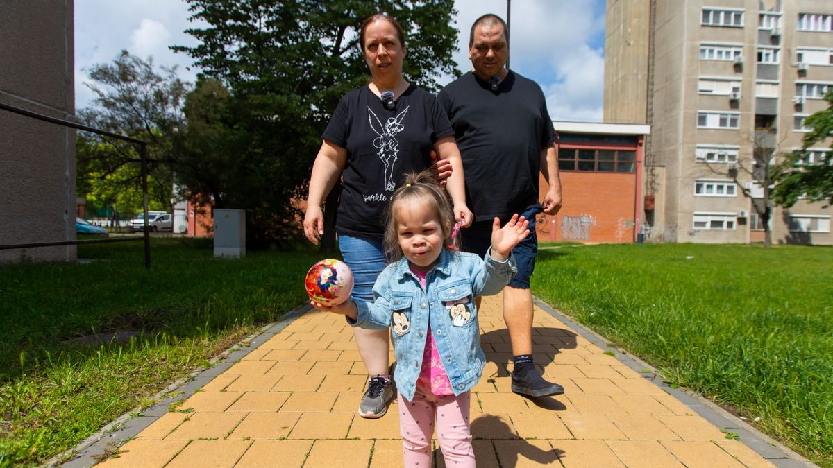 „Bármikor odaadnám a fél lábam, hogy láthassam Lucát” – Látássérült pár nevel egy látó kislányt