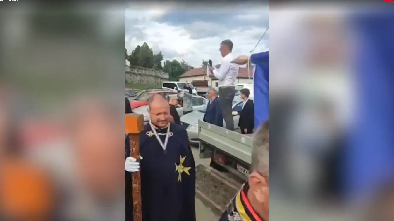 Magyar Péter őrjöngve, káromkodva támadt egy templomi menetre