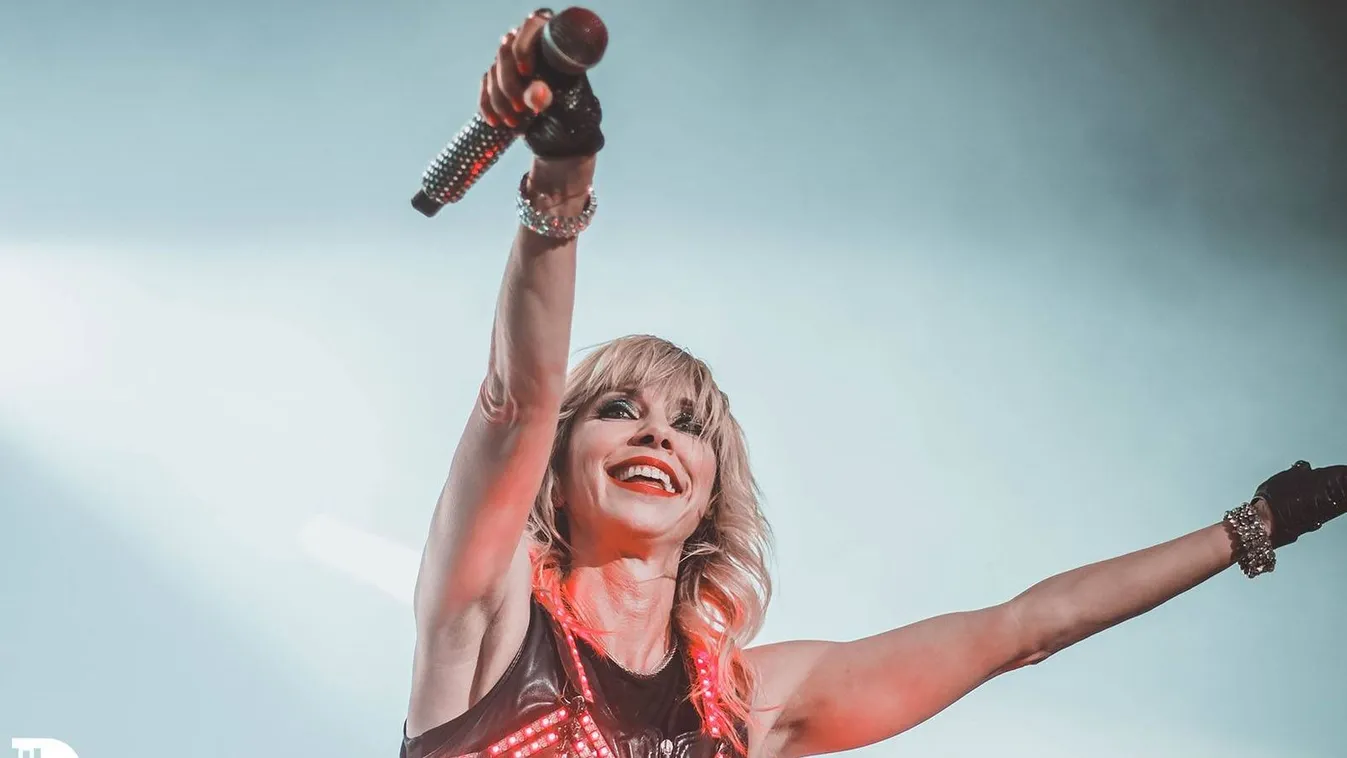 Több ezer ember előtt csókolta meg Péterfy Bory a színésznőt