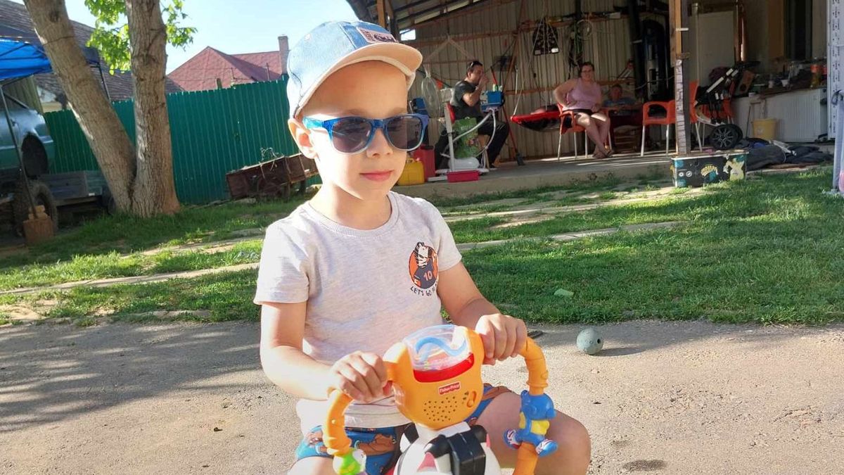 „Meg sem kellett volna születnie” – barbár kommentekkel vették célba a gyógyíthatatlan beteg Dominikot