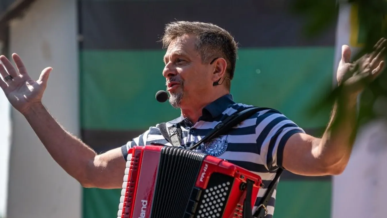 Márió, a harmonikás pert indít