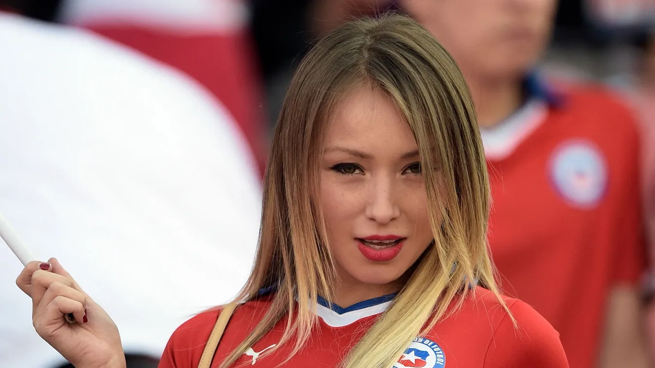 Melltartó nélkül mászkál a parton Ronaldo bombázó exe