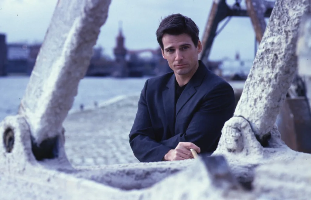 René Steinke, mint Tom Kranich bűnügyi főfelügyelő öt évadon kereszül volt Semir Gerkhant karakterének társa. A sorozatot állítólag a házassága miatt hagyta ott, azóta kisebb sorozatszerepei voltak. Erdogan Atalay-jal a magánéletben is barátok