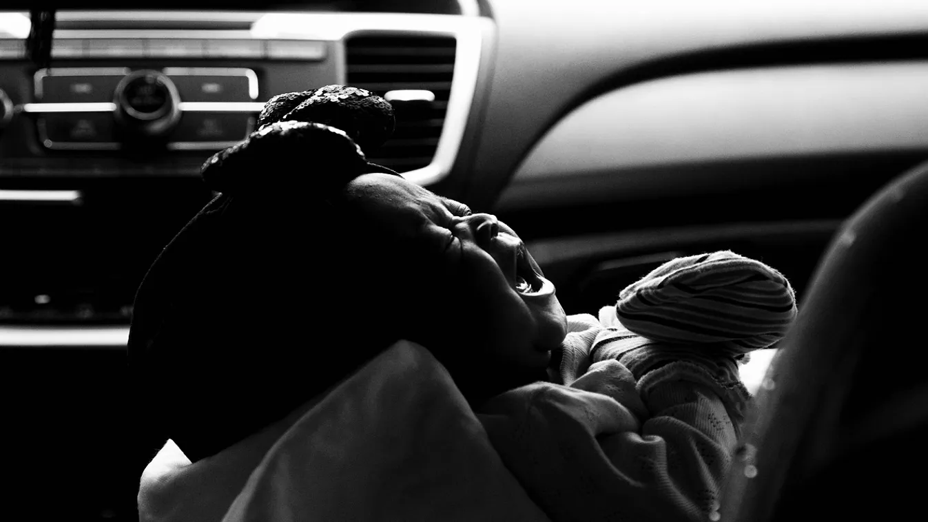 Órákon át a forró autóban hagyták a kisbabát, nem élte túl