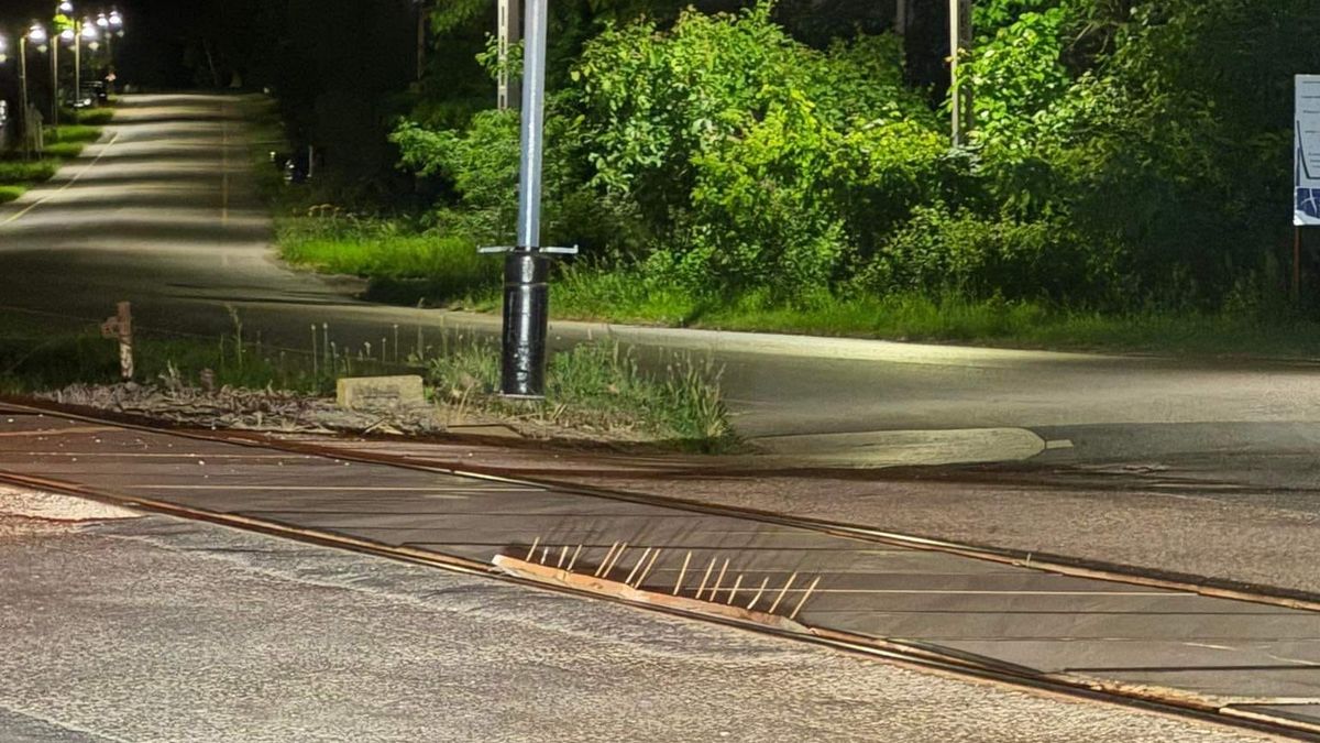 Elképesztő: vasúti átjáróban állított életveszélyes csapdát az autósoknak egy férfi Tiszafüreden