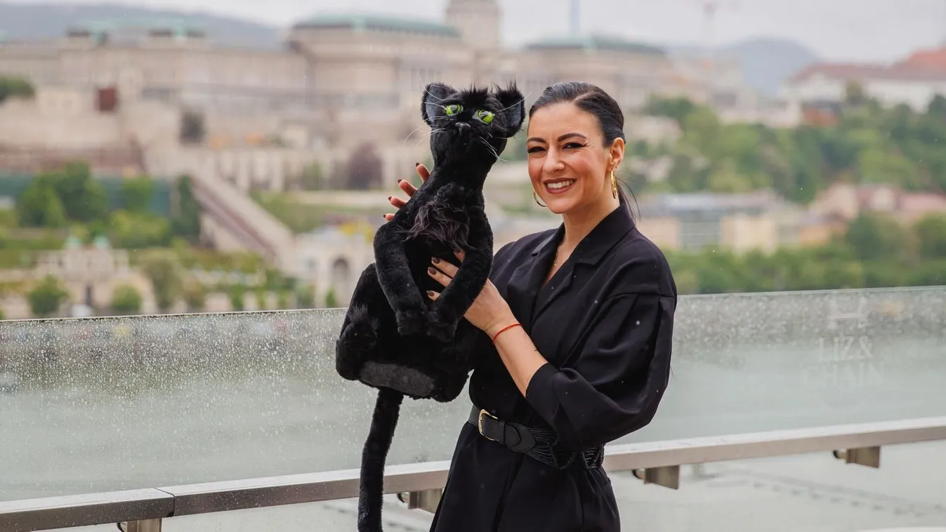 Merész felsőben villantotta meg melleit Stana Alexandra