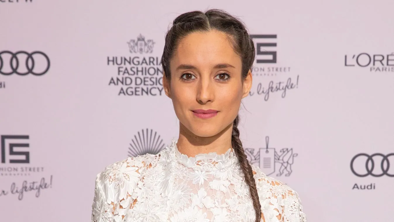 Trokán Nóra megvillantotta a mellét Cannes-ban