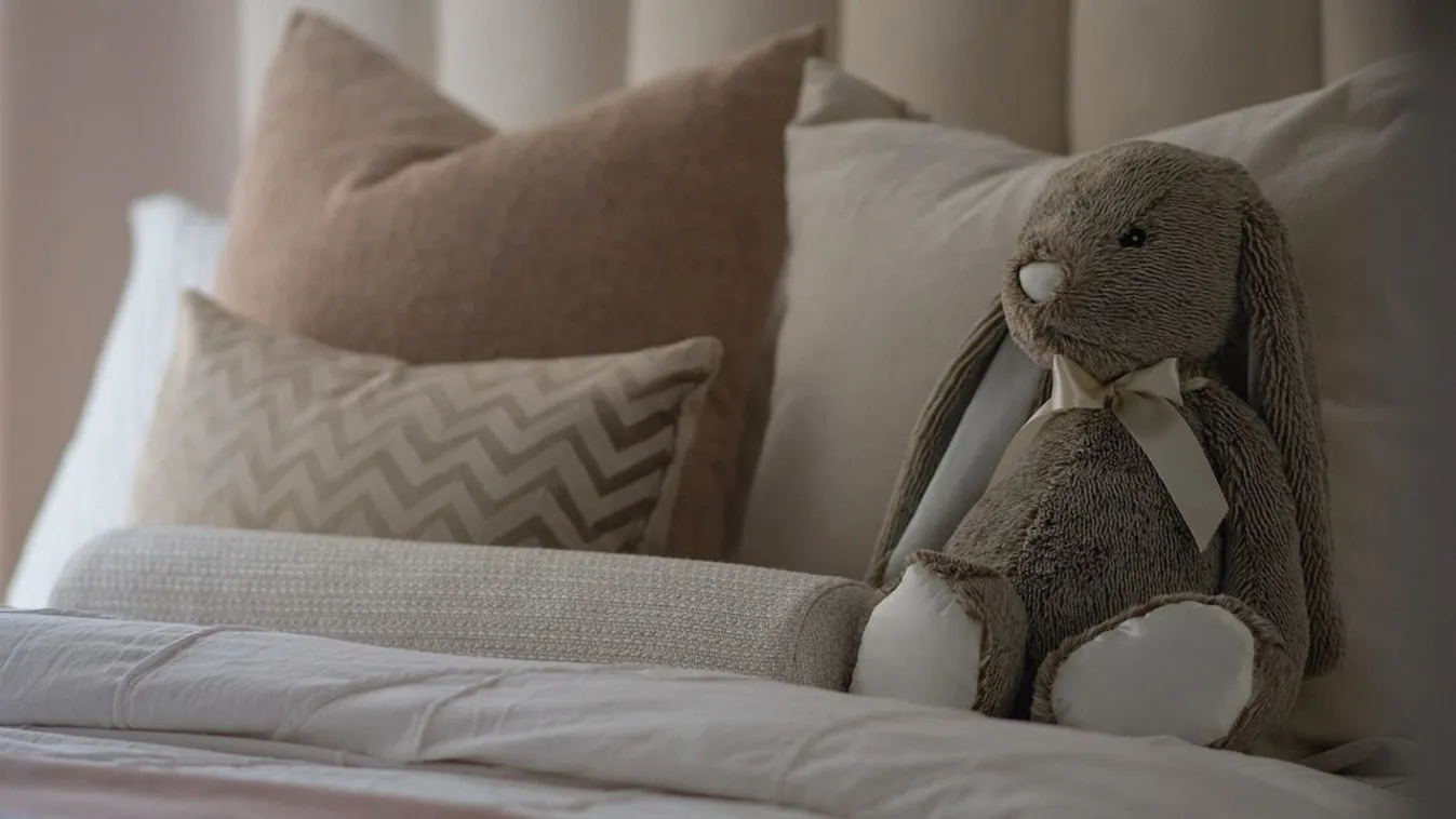 Még mindig egy ágyban alszik felnőtt lányaival a sztár