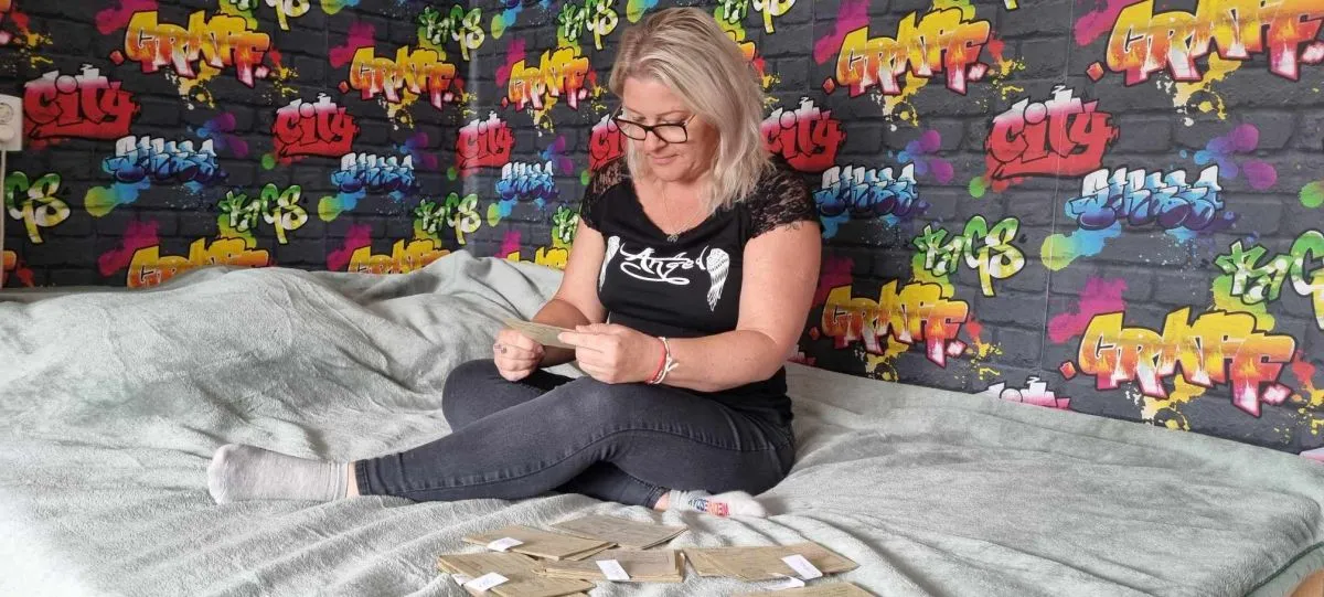 Melinda négy éve kutat az eltűnt nagyapja után. Csak több tucat levél maradt utána, és a család kevés emléke /