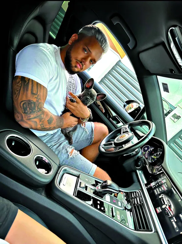 HOT FELTÖLTÉS Kőgazdag Herceg Csabi és a kutyája, Coco, akinek festik a körmét és kókuszolajjal kenik a talpát - RIPOST
Kőgazdag Csabi