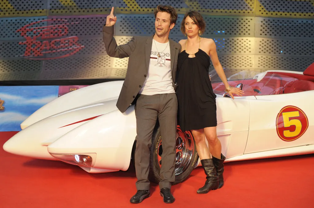 Olivert többek közt a Wachowski testvérek Speed Racerében és Paul W. S. Anderson Három testőrében is láthattuk - kisebb szerepben. Fotónkon Jana Pallaske színésznővel látható