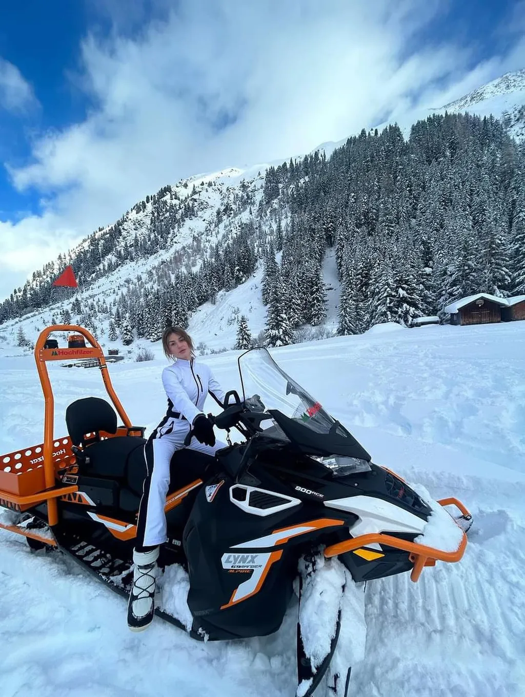 Baranyi Panna még a bikinis fotózás előtt kipróbálta a hószánozást, így készült a bikinis fotózásra