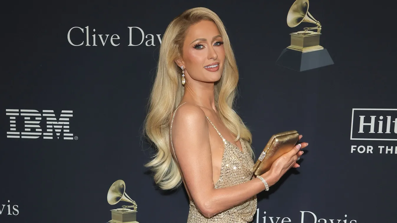 Hoppá: félmeztelen fotókat mutatott magáról Paris Hilton