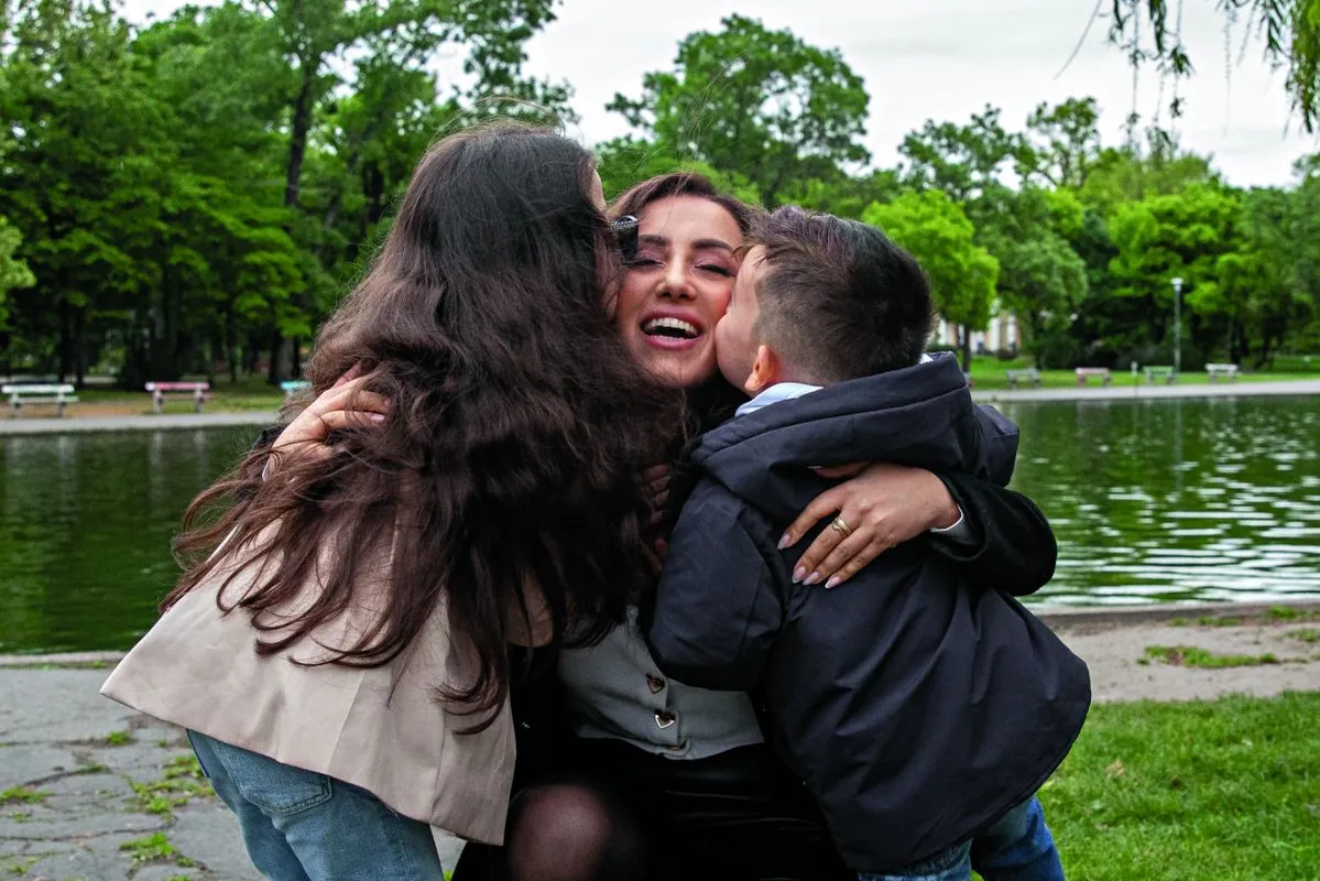 HOT MAGAZIN FELTÖLTÉS NAGY MELANIE ÉS GYERMEKEI ANYÁK NAPI ANYAG