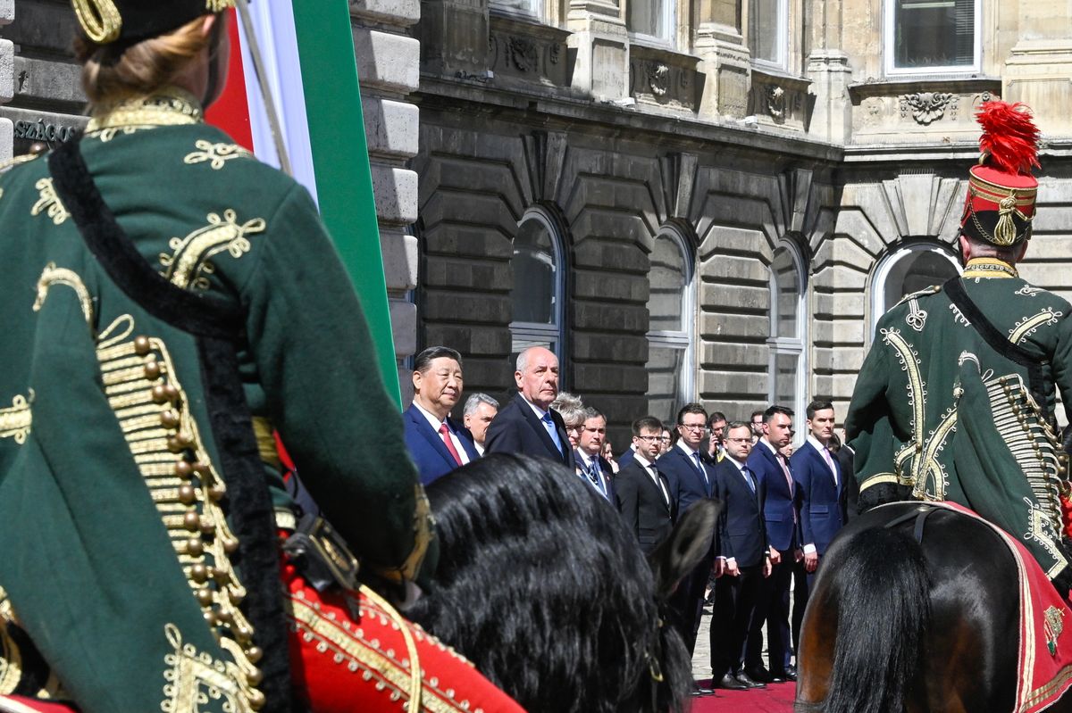 SULYOK Tamás; HSZI Csin-ping