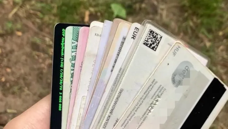 A tinilány rengeteg okmányt talált elszórva /