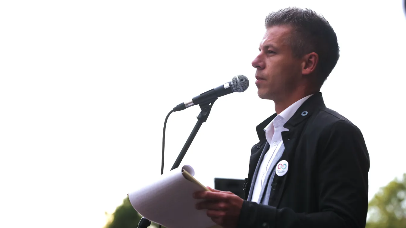 Magyar Péter üvöltve fenyegette a dolgukat végző rendőröket