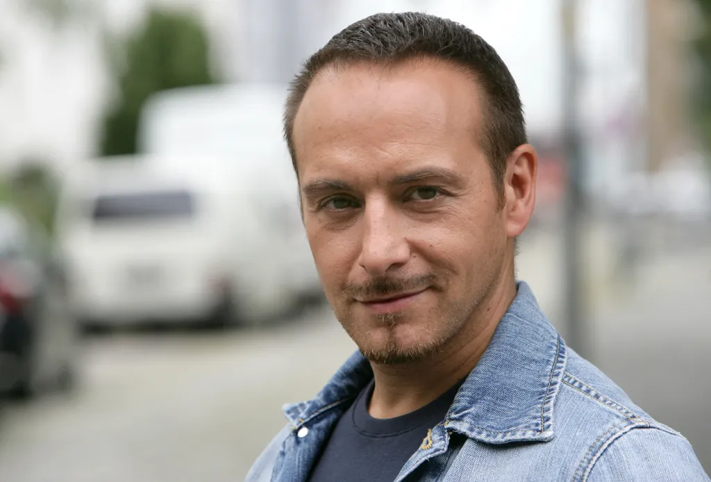 Kétségtelen, hogy a Semir Gerkhant alakító Erdogan Atalay volt végig a Cobra 11 sztárja. Ez a fotó 2006-ban készült róla. Ekkor már 10 éve játszott a szériában