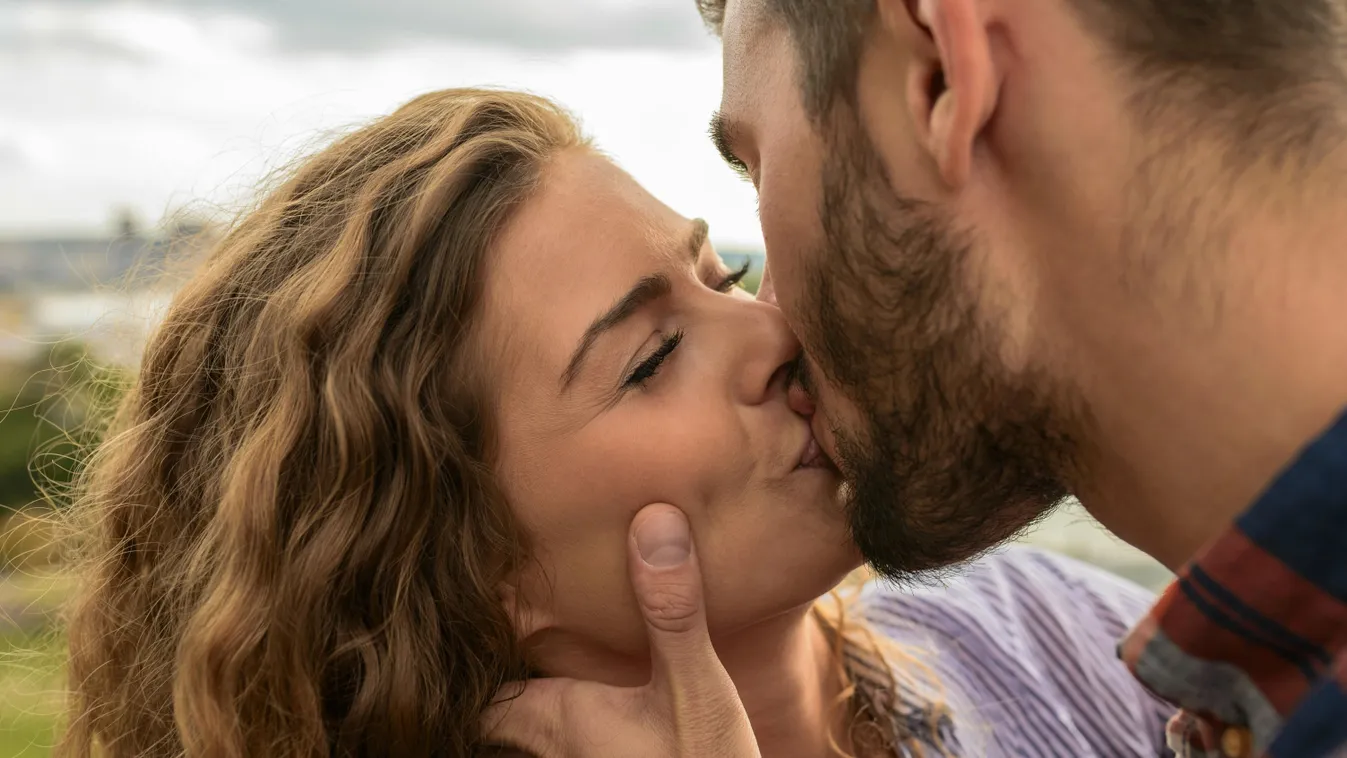 Mutatjuk, mennyi bacit kaphatsz csókolózás közben!